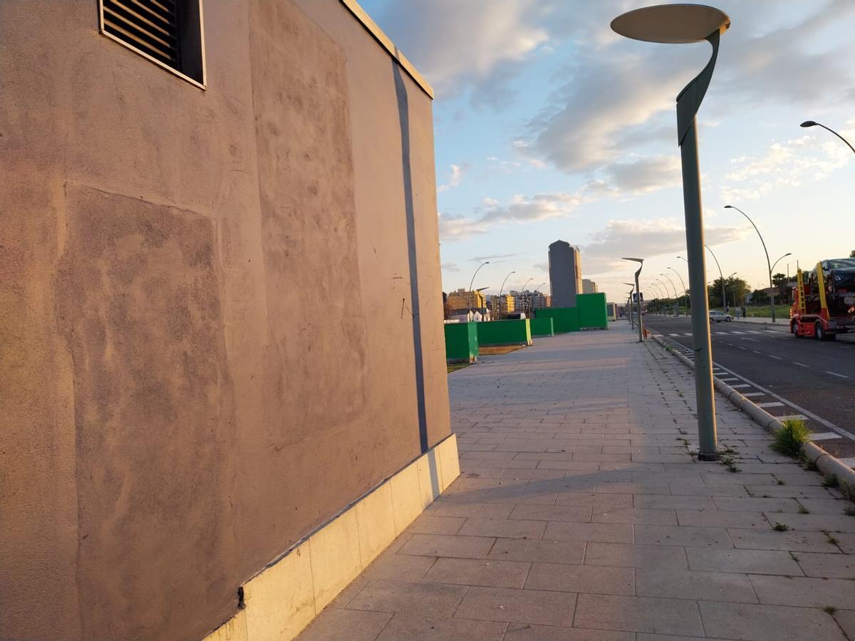 Una caseta ya reparada en la que se han sellado la ventana y la puerta de acceso.
