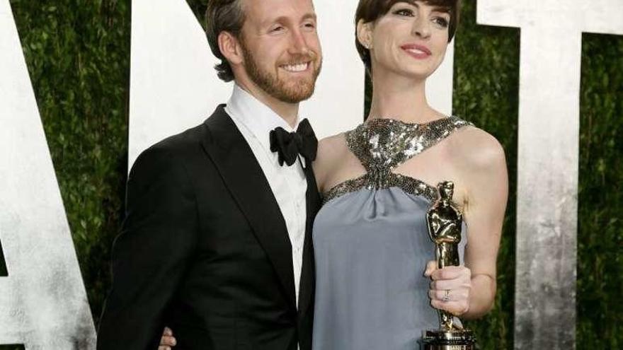 Anne Hathaway y Adam Shuman en una gala de los Óscar.