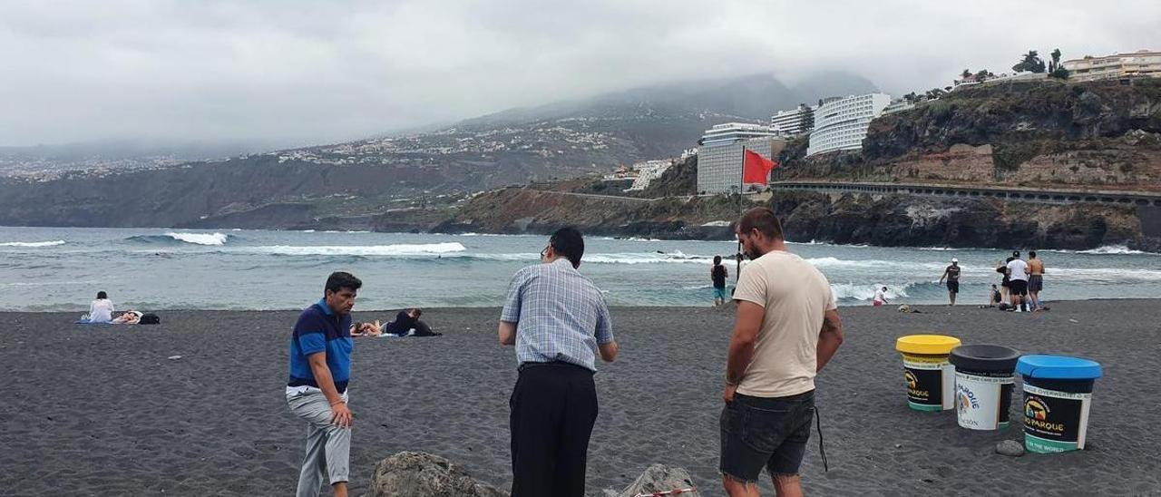 Alberto Cabo (izquierda) durante una reciente visita a la playa de Martiánez