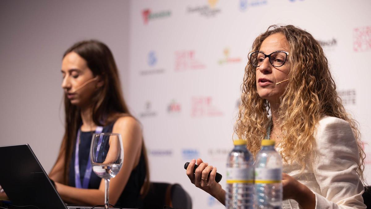 Elia Fernández durante la presentación en Congreso de Frutos Rojos
