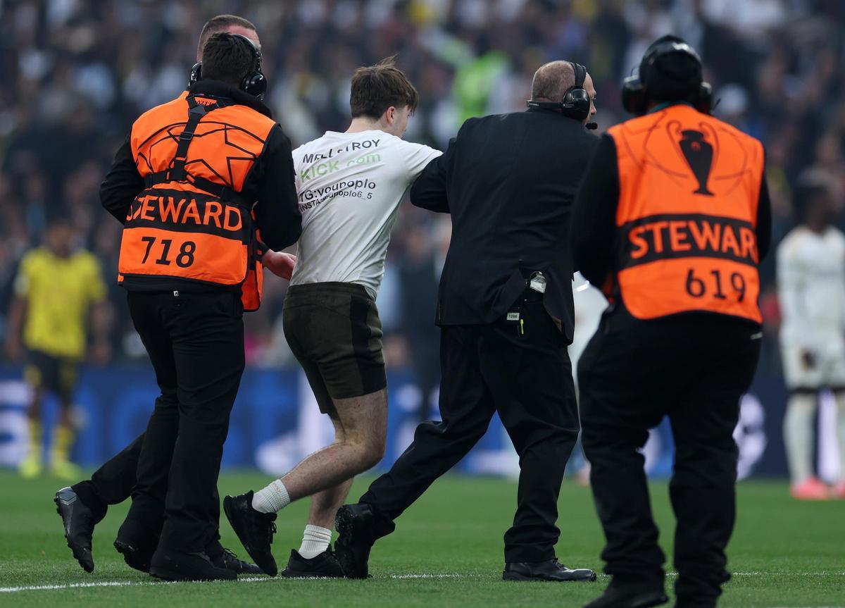 La seguridad de Wembley bloquea a los espontáneos que paralizaron la final de Champions.