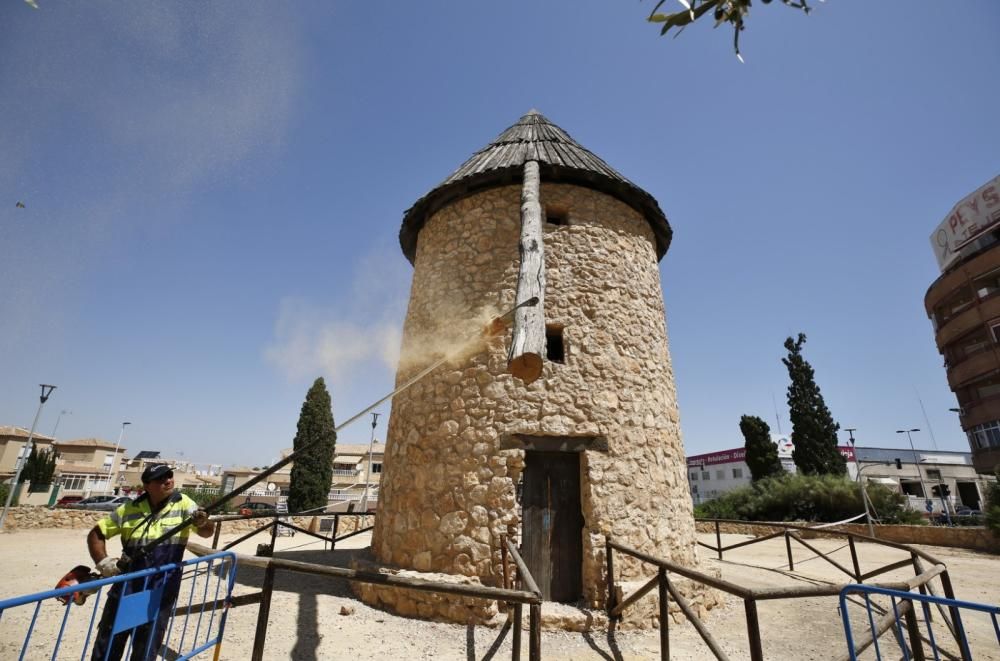 Se desploman el eje y las aspas del Molino del Calvario de Torrevieja