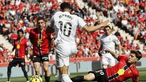 Pablo Torre intenta tapar un pase de Mbappé en el duelo ante el Real Madrid.