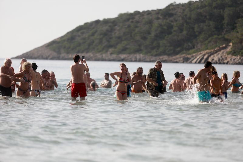 Primer baño del año. Ses Salines.