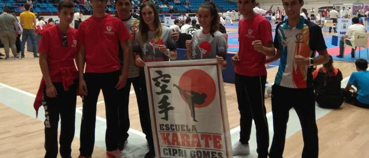 Ainara porta la bandera de su club en el Campeonato Gallego de kárate. // FdV