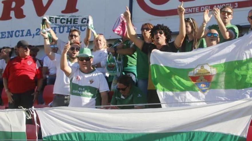 Cerca de un centenar de aficionados estuvieron ayer,apoyando al equipo ilicitano en El Alcoraz.
