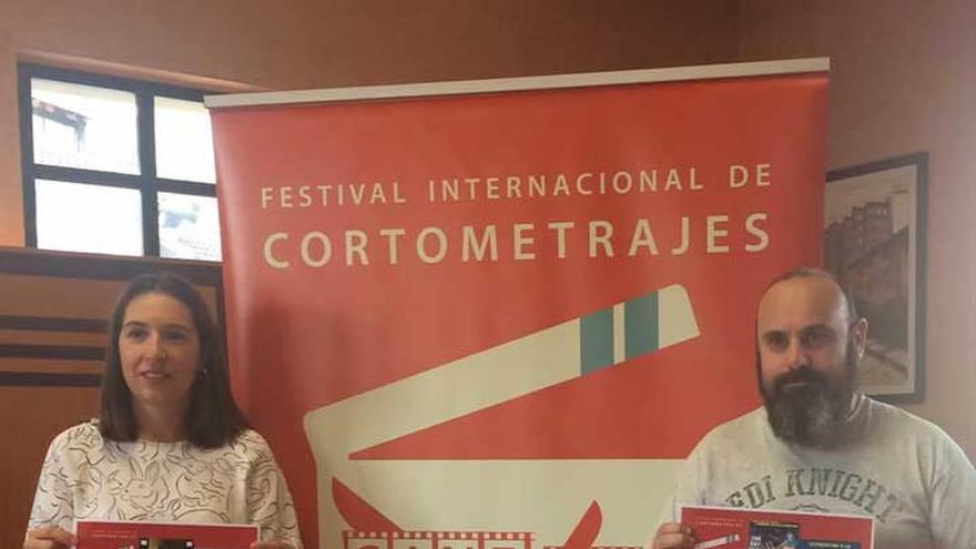 La concejala María Alonso y el director del festival, Manuel Ángel Cuesta, en el acto de presentación del certamen.