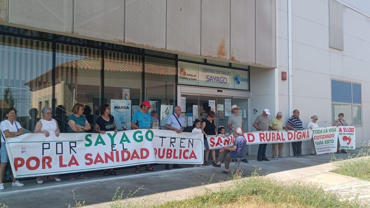 Vecinos de la comarca de Sayago, en la concentración celebrada este sábado.