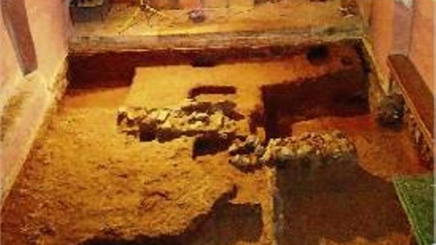 Una imatge dels treballs arqueològics dins l&#039;ermita de Tossa.
