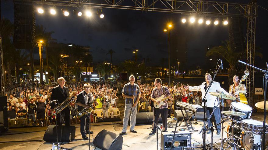 El show de Mike Sánchez llena de rhytm &amp; blues la explanada de La Ribera