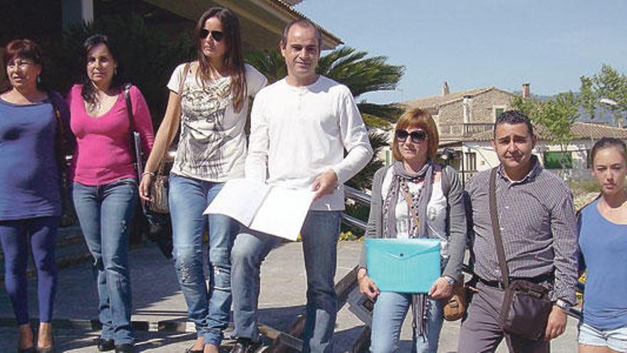 Vecinos de Son Ferrer, antes de entregar ayer las firmas en el ayuntamiento de Calvià.