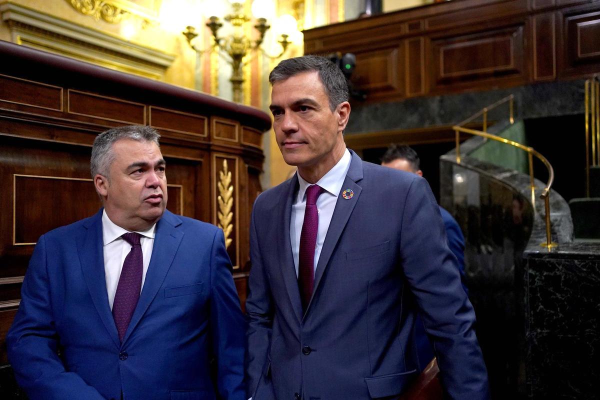 Comparecencia de Pedro Sánchez en el Congreso.  Pedro Sánchez junto a Santos Cerdán durante el pleno.
