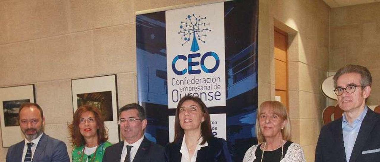 La conselleira de Medio Ambiente, Ángeles Vázquez (3ª dcha.) con directivos de la CEO. // Iñaki Osorio