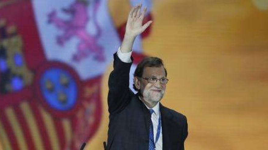 Rajoy va prometre no negociar amb el sobiranisme davant una gran bandera espanyola