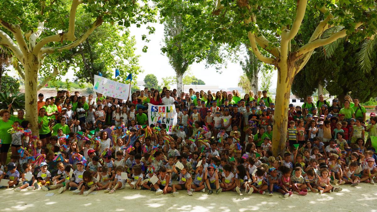 Rodríguez y Soler con participantes en las escuelas de verano de Ontinyent.