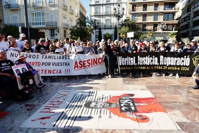 La concentración por la gestión de la dana de este 26 de abril, en imágenes