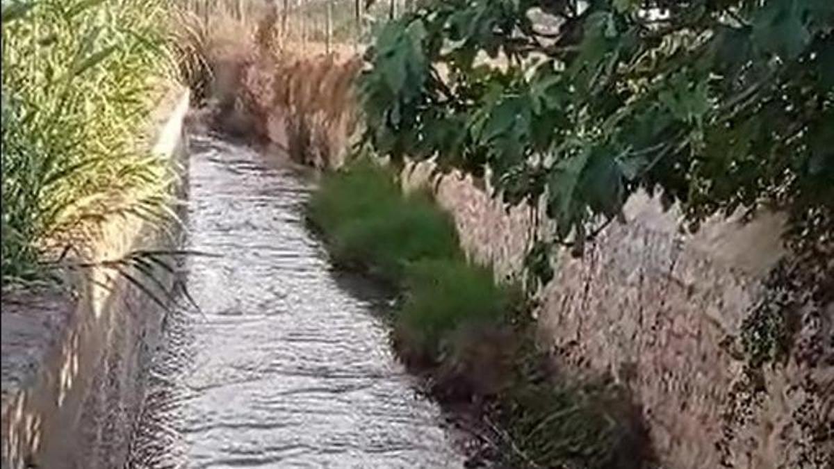 El torrente, repleto de aguas fecales.