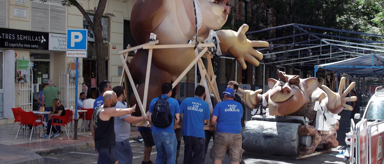 Montaje de la decoración de una barraca de Alicante en las fiestas de 2018