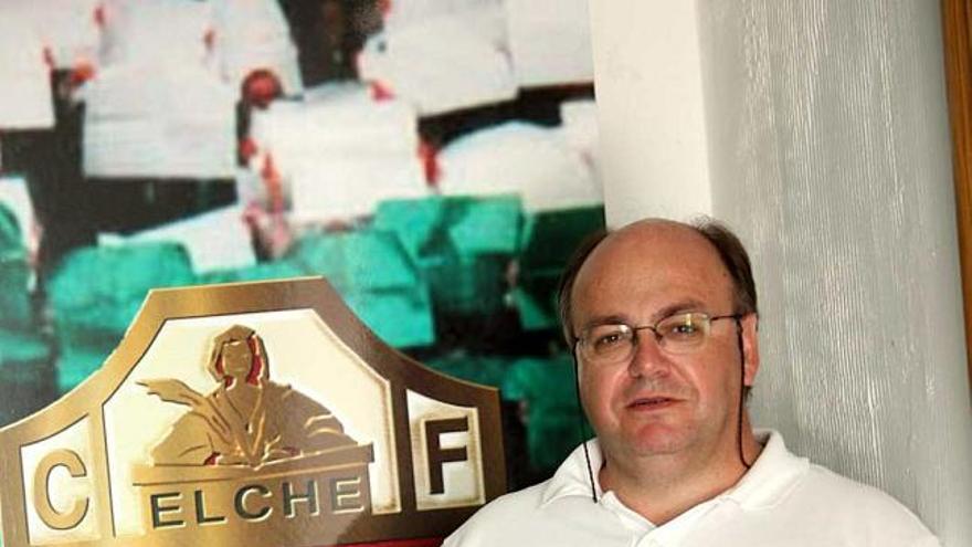 Juan Carlos Ramírez, junto al escudo del Elche, en la entrada a las oficinas del estadio Martínez Valero