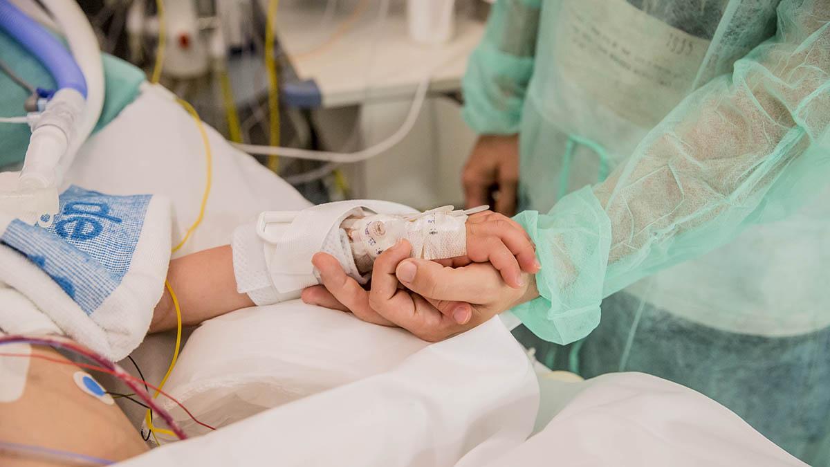 Enfermera en la UCI pediátrica del Hospital Vall dHebron