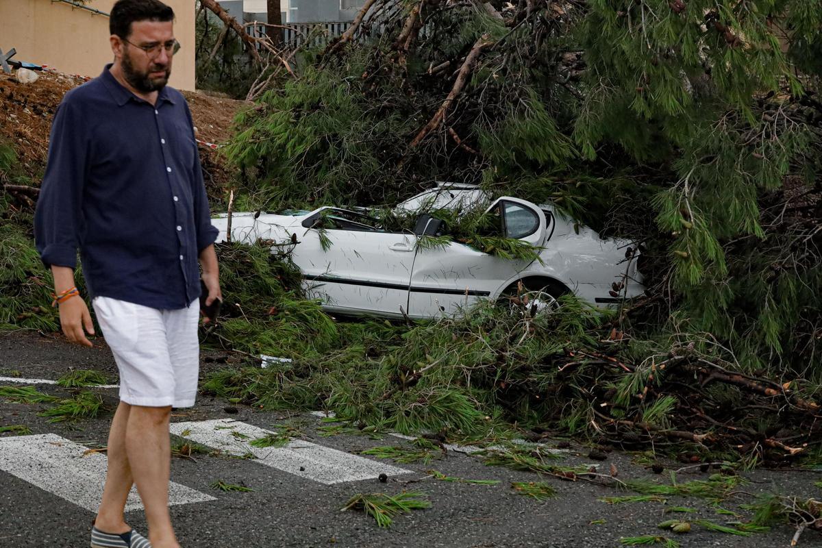 El vicealcalde, Álex Cerradelo en el parking del hospital El vicealcalde, Álex Cerradelo en el parking del hospital