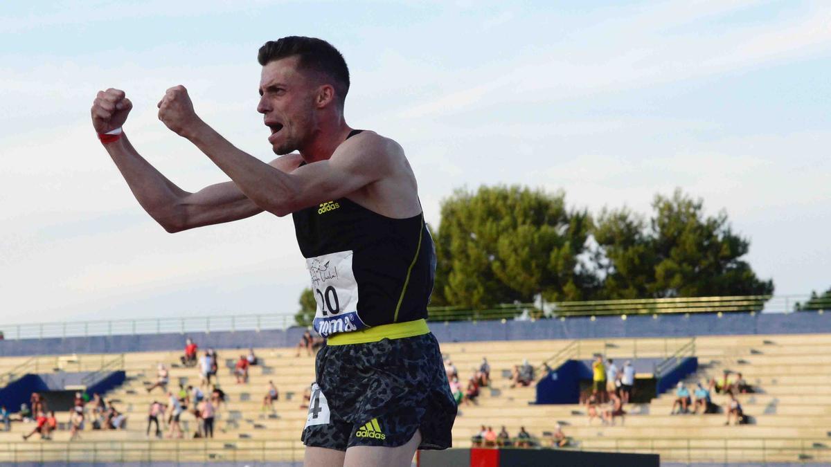 Carlos Mayo derrotó al 'extraterrestre' Katir en 5.000