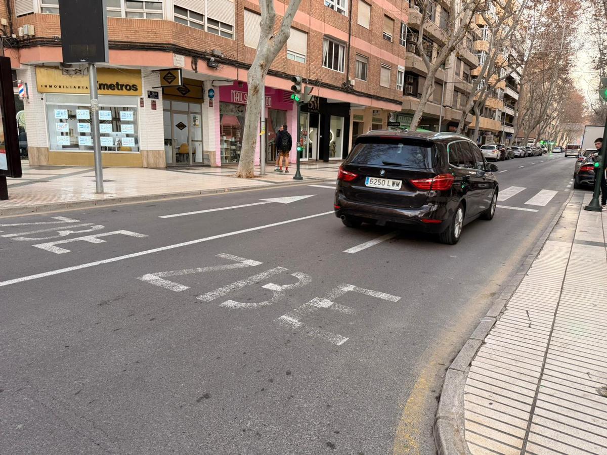 Un vehículo pasa por la Zona de Bajas Emisiones