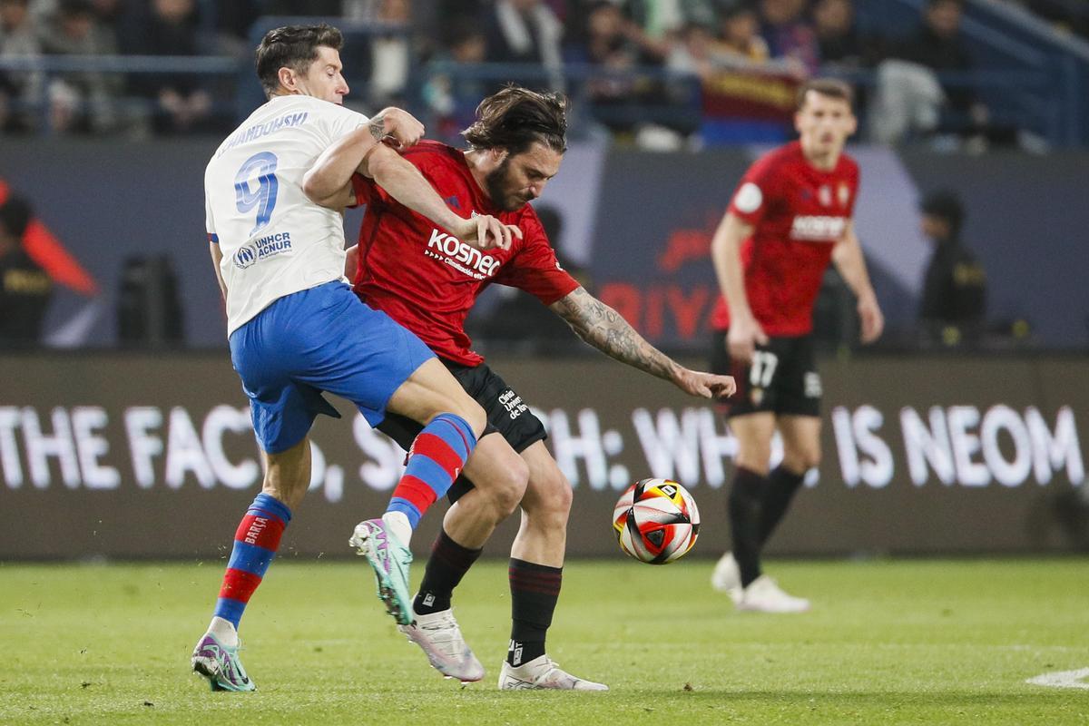 Juan Cruz, jugador de Osasuna representado por Roalza, disputa un balón con Robert Lewandowski, del Barça, en la pasada Supercopa de España.