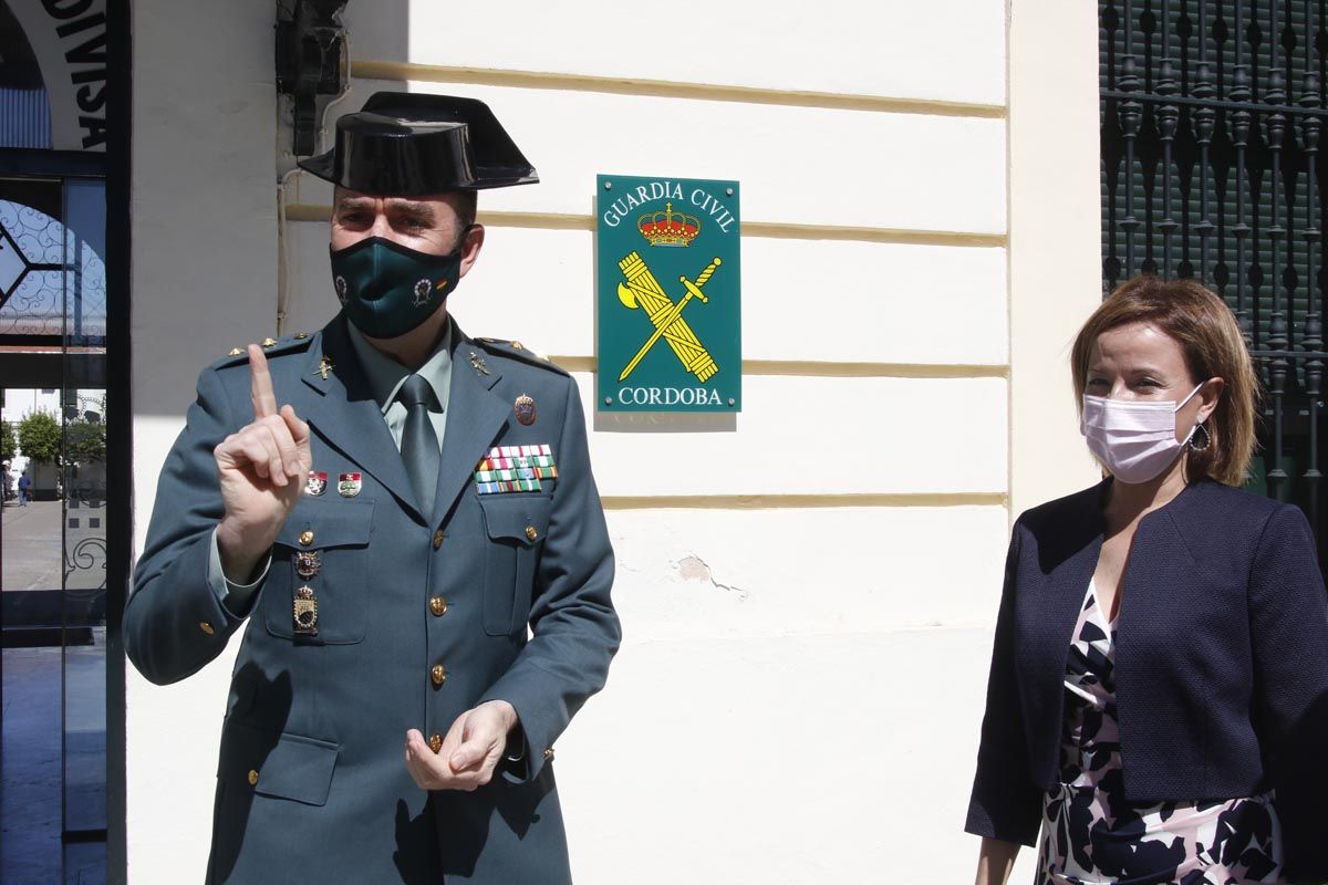 Valle García, gerente del hospital Reina Sofía, recibe la cruz de la Orden del Mérito de la Guardia Civil.