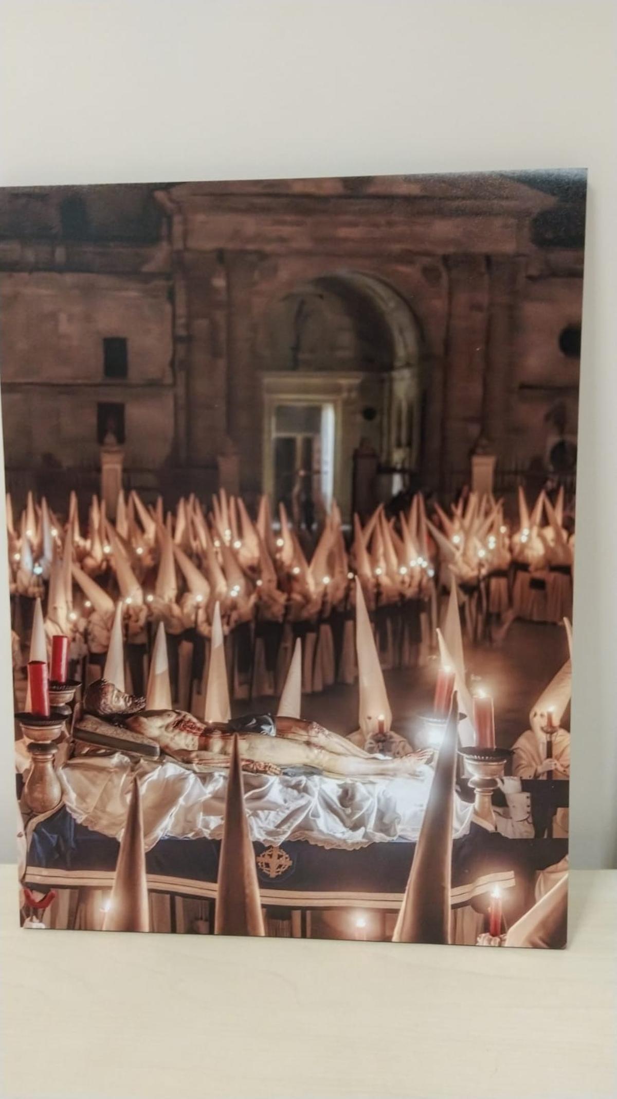 Segunda mención del concurso Pro Semana Santa: Víctor Olivencia Castro. Lema: el penitente. Título: Tenebrix lux.