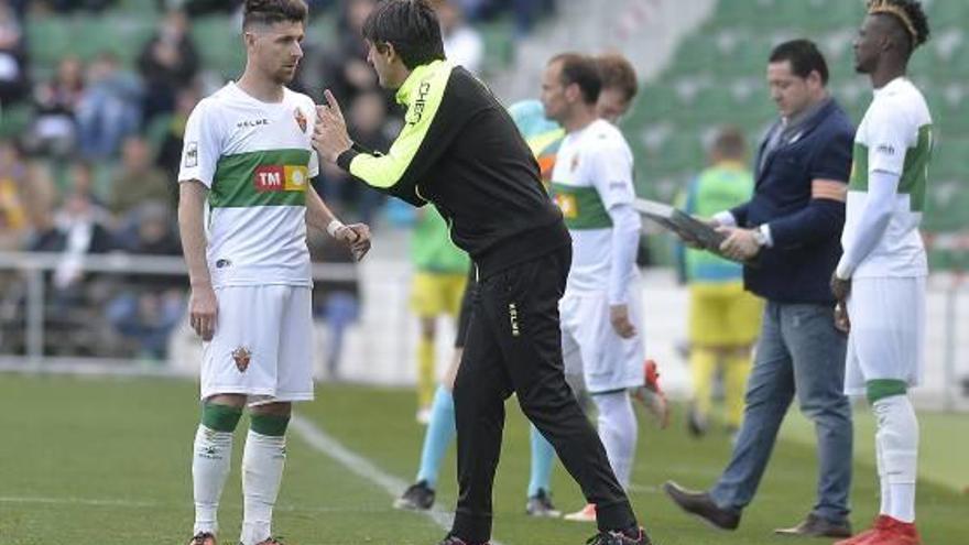 Pacheta da instrucciones a Javi Flores, con Nino detrás, durante el partido contra el Villarreal B.