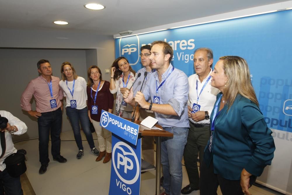 Varias decenas de personas se acercaron a la sede de los populares en la calle Urzaíz para celebrar junto al PP vigués la mayñría absoluta de Núñez Feijóo