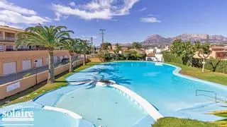 Chollazo inmobiliario en Alicante: un adosado con terraza y piscina en l'Albir por 200.000 euros