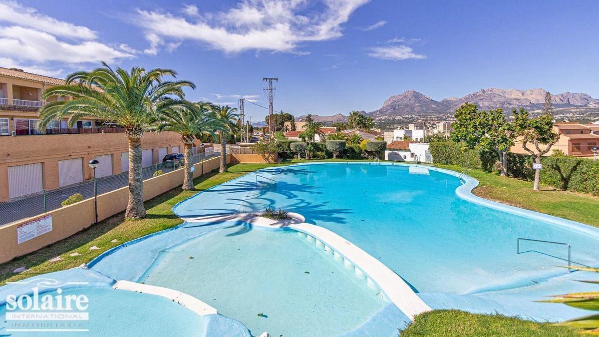 El adosado a la venta en l'Albir (Alicante) cuenta con una gran piscina comunitaria