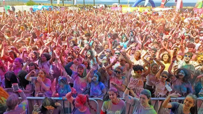 Samil se colorea con los miles de participantes de la Holi Run
