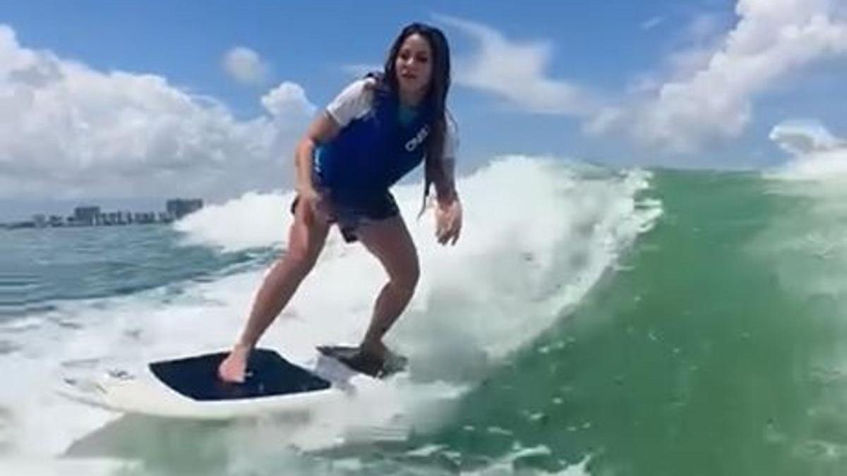 Shakira sorprende con su gran habilidad para hacer surf