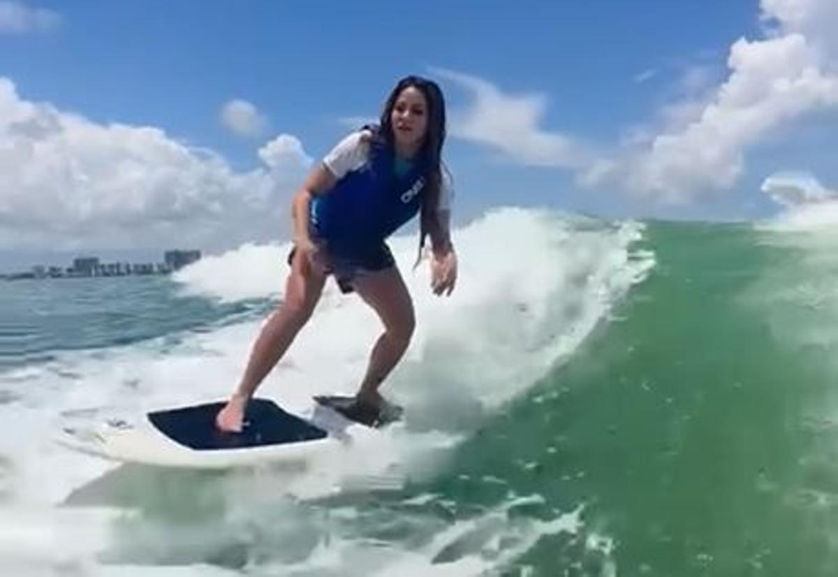 Shakira sorprende con su gran habilidad para hacer surf