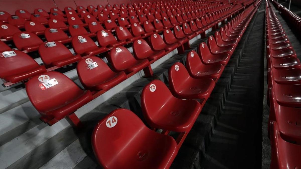 Tribuna campo de fútbol vacia.