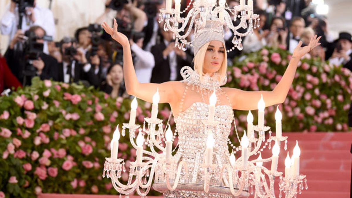 Katy Perry ilumina la gala MET 2019 vestida de candelabro