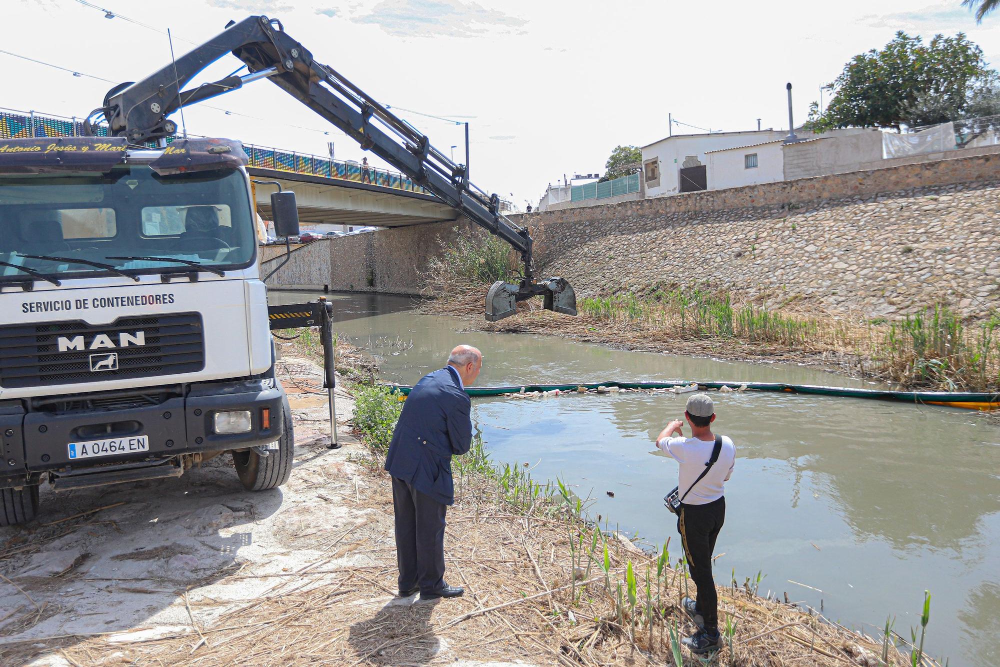 Instalación de una nueva barrera flotante en el Rio Segura