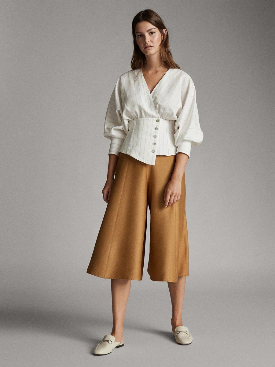 Pantalón tipo culotte fluido en color camel de Massimo Dutti