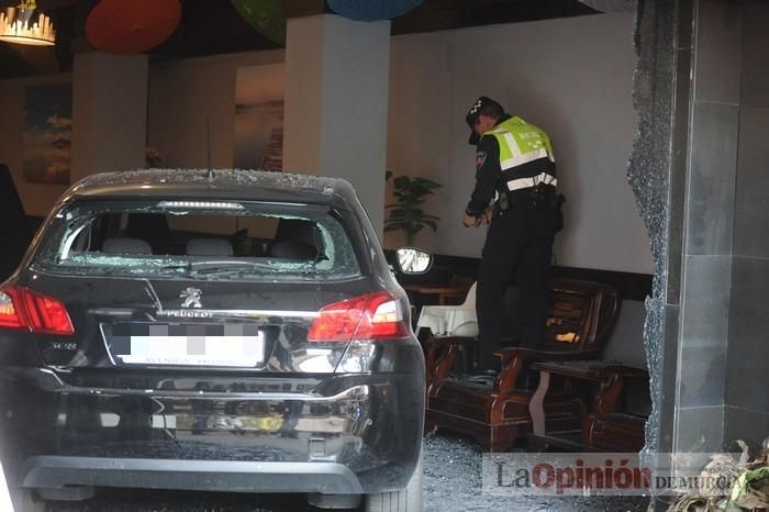 Un coche se estrella contra un restaurante