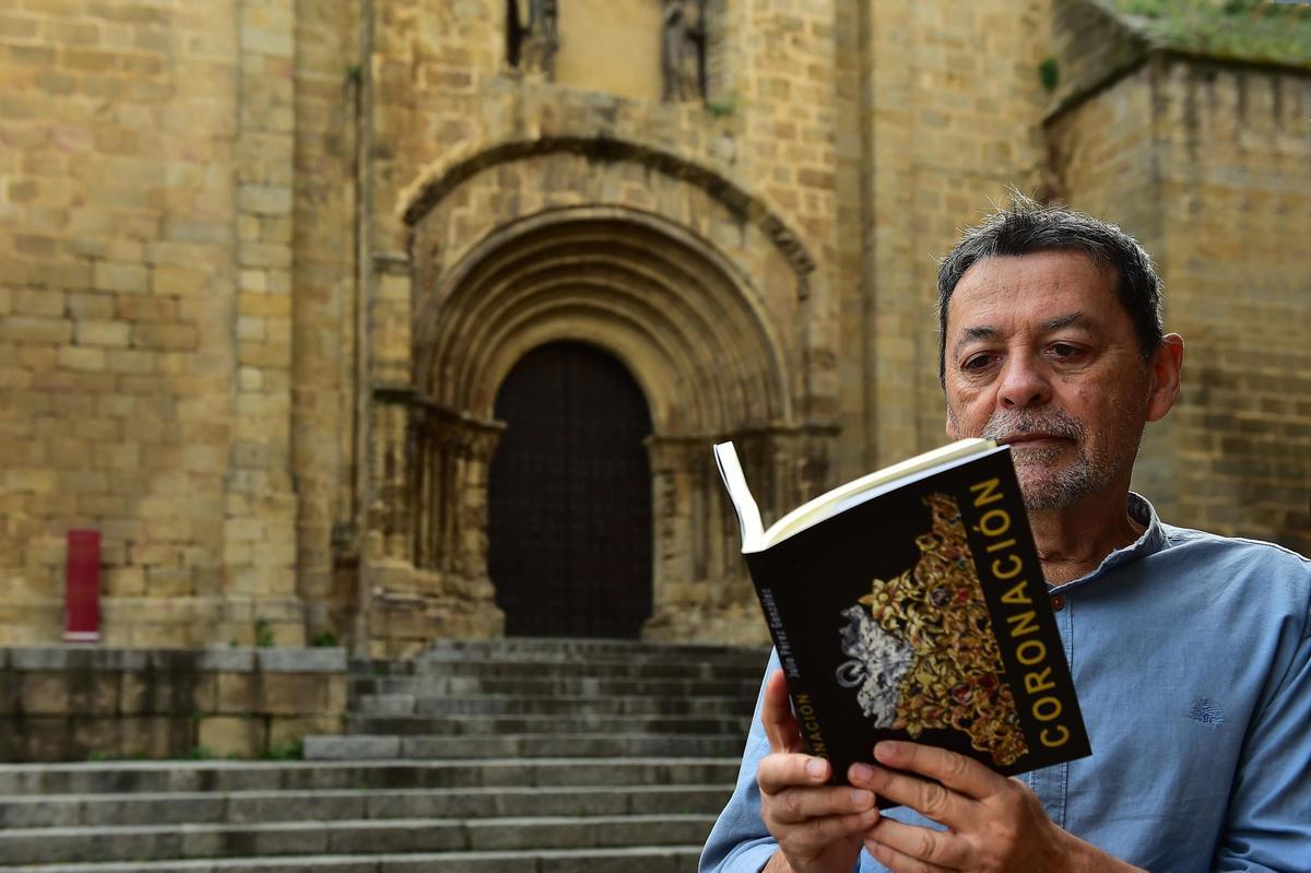 Julio Pérez, con su última novela, a las puertas de la Catedral Vieja de Plasencia.