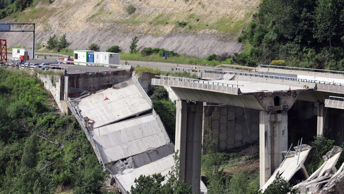 Vista de los dos vanos que se han caído del viaducto de O Castro, en la A-6, cerca de Pedrafita.   | // EFE