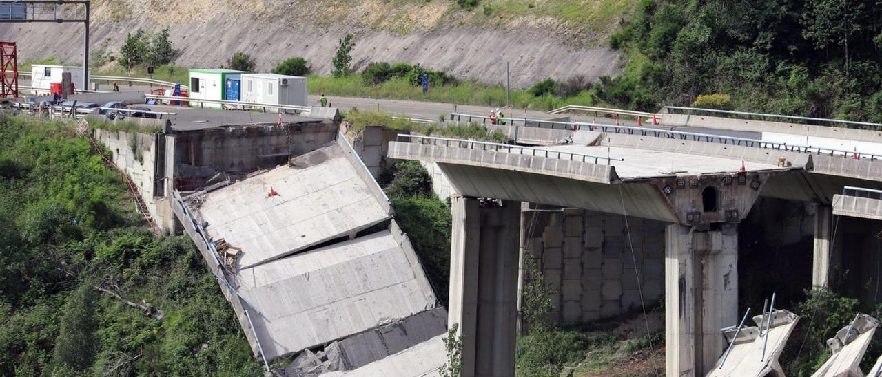 Vista de los dos vanos que se han caído del viaducto de O Castro, en la A-6, cerca de Pedrafita.   | // EFE