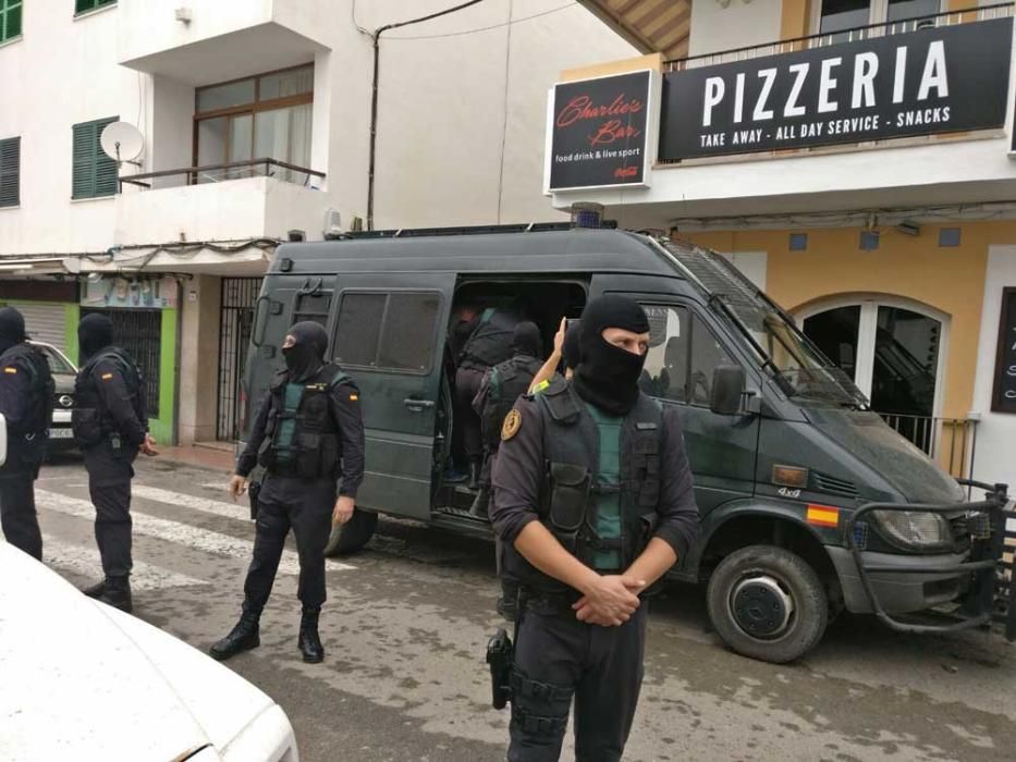 Agentes durante el registro de la primera de las viviendas en la calle Cervantes.