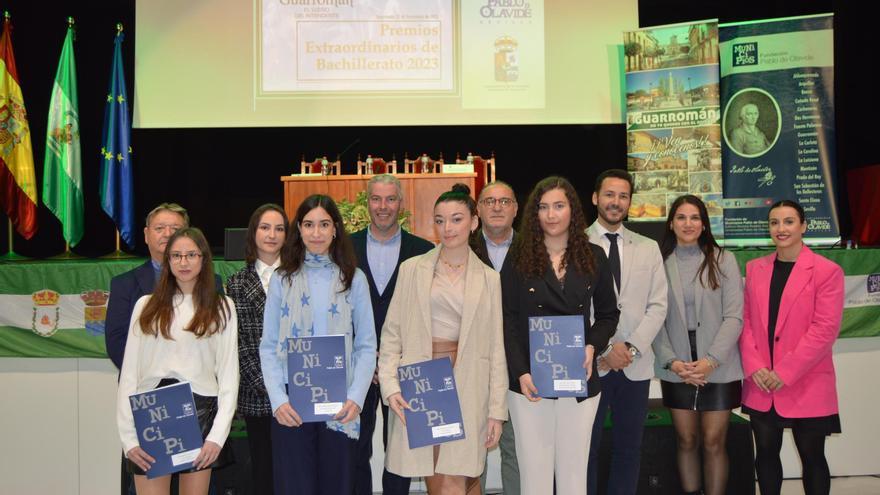 Alumnas cordobesas premiadas con alcaldes y concejales de sus municipios.