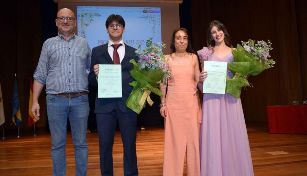 Mario Fernández y Carla Herrero, con sus Premios. | FDV