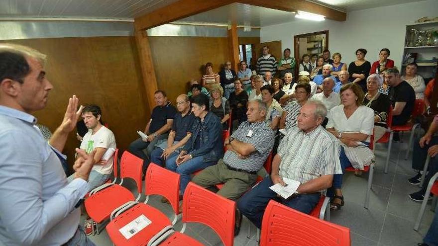 Asamblea vecinal organizada por el PP en Lourido. // Gustavo Santos