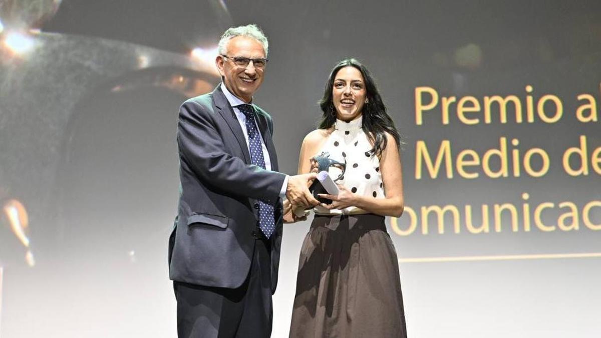Vídeo | Rocío Muñoz, redactora de El Periódico Extremadura, recibe el premio solidario de periodismo del Grupo Social ONCE Extremadura 2026